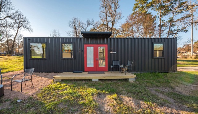 Charcoal King: 2 mins to Lake Conroe! Heated Pool, Fire Pit, Stocked Ponds