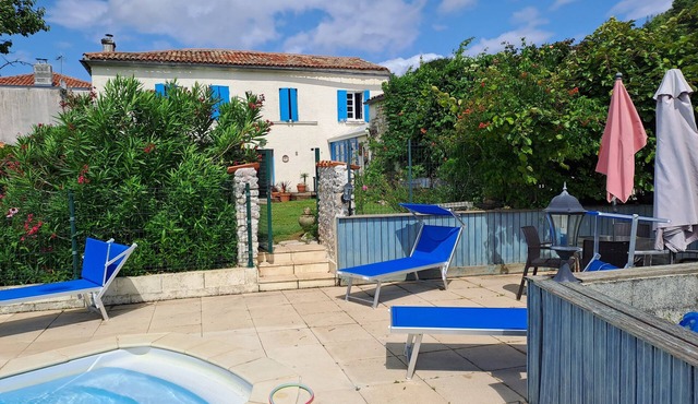 Charentais country house with private pool in the heart of the vineyards