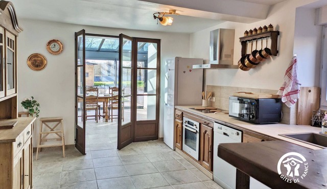 Charming Village Gîte, 4 Bedrooms, Garden, Near Sainte-Suzanne, Fully Inclusive