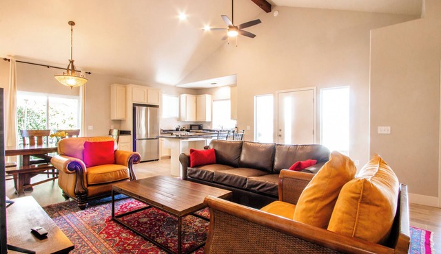 Charm on Chestnut-Great Westside Location Close to Downtown!