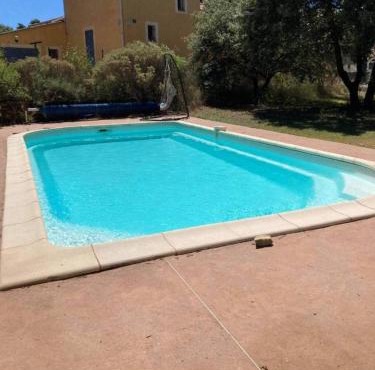 Charmant chalet à Cornillon-Confoux avec piscine partagée