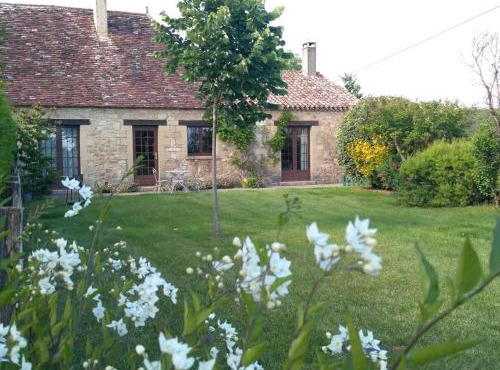 Charmante Maison de Campagne avec Jardin Clôturé, Cheminée et Wi-Fi Proche de la Dordogne - FR-1-616-150