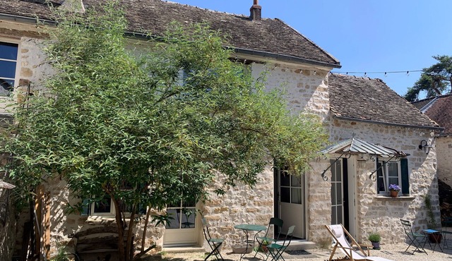 Charmantes Renoviertes Haus in Altem Anwesen mit Privatem Innenhof und Parkplatz