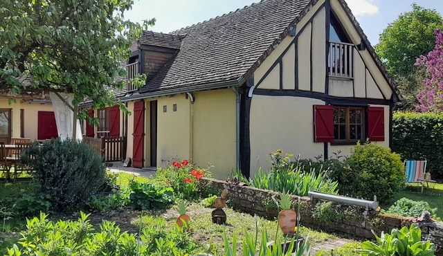 Charming Family-Friendly Getaway with Garden, Mezzanine & Games Room in Arrou