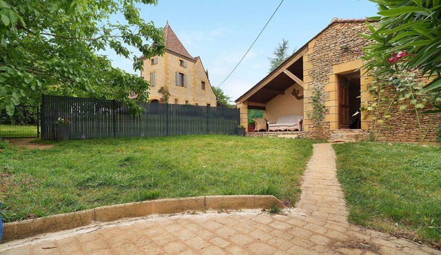 Charming Gîte “Gîte des Cerisiers” with Pool, Air Conditioning, and Private Garden
