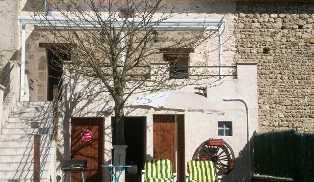 Charming cottage near the Sioule River with private garden