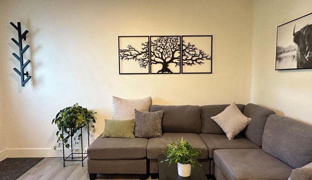 Charming 1 bdrm garden suite with laundry just 5 km from ferries and hospital!