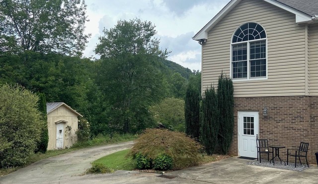 Charming 1 bed 1 bath apartment on 6 acre aspiring homestead in Moravian Falls