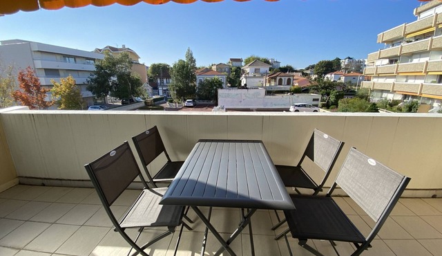 Charming 1-Bed Apt with South-Facing Terrace, Beach Access & Parking in Arcachon