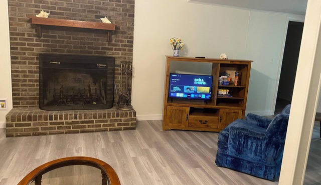 Charming 1-bedroom apartment in lovely Fredericksburg with AC, WiFi