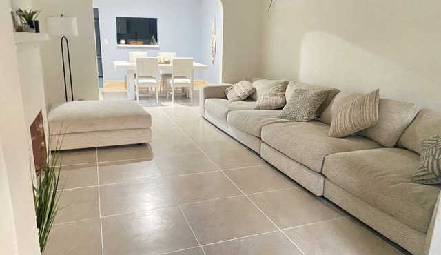 Charming 1-bedroom in a share house, share space in tranquil Miami Springs.