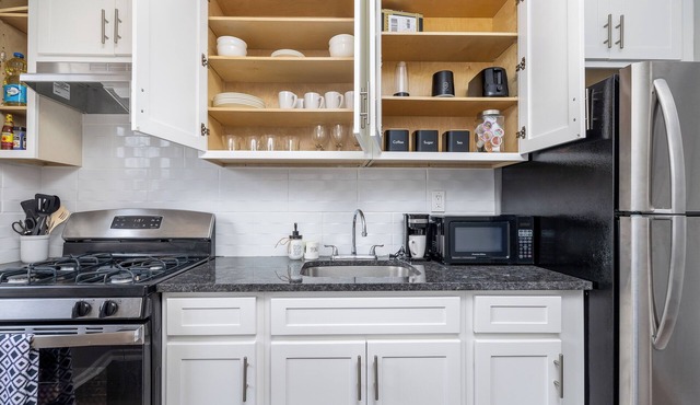 Charming 1-bedroom apartment in fabulous West Hartford with WiFi, AC
