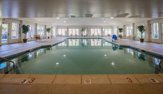 Charming 1 Bedroom - 4 Star Resort w/heated pool, gym, wi-fi, lot's more!