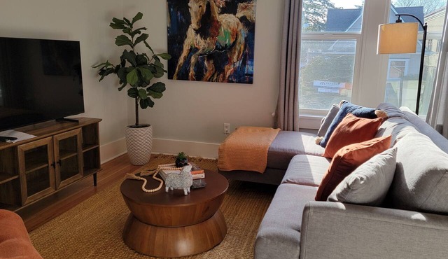Charming 1-bedroom apartment. Walk everywhere! A perfect Bellingham getaway.