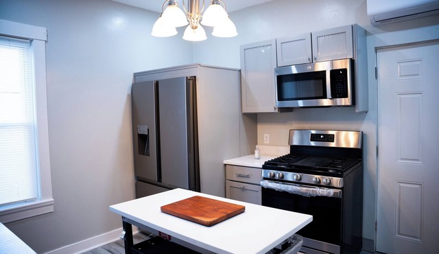 Charming 1-bedroom apartment in gorgeous Fall River with WiFi, AC