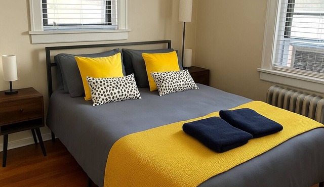 Charming 1-bedroom apt walk to Train and DownTown area with WiFi, AC