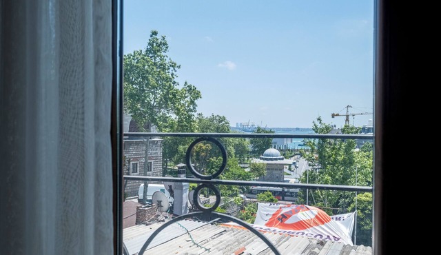 Charming 1-bedroom apartment with view, elevator and AC