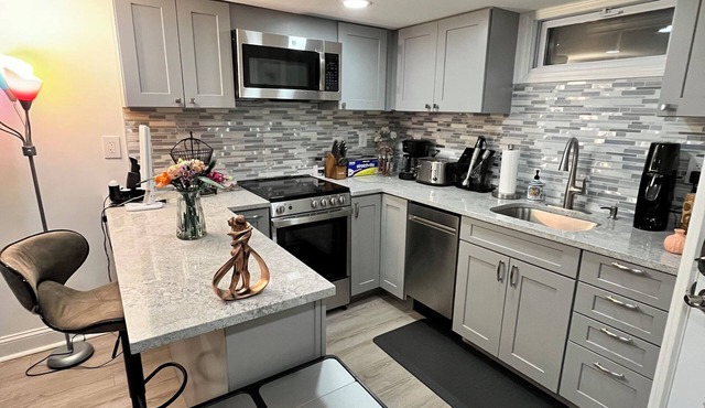 Charming 1-bedroom apartment in delightful Trumbull with AC and many amenities