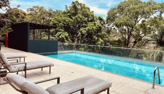Charming 1-bedroom apartment with WiFi, fitness room and pool in San Jose, CR