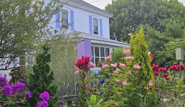 Charming 1-bedroom apartment in delightful Kittery with AC