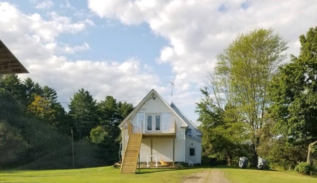 Charming 1-bedroom, apartment with queen size bed, WiFi, AC in serene Ryegate