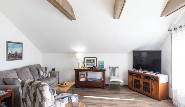 Charming 1-bedroom apartment with private deck and stunning views of Seabeck Bay
