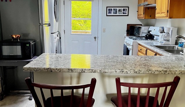 Charming 1-bedroom apartment in wonderful Lenox Dale