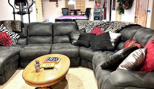 Charming 1 bedroom basement with WiFi kitchenette, pool table in peaceful Murray