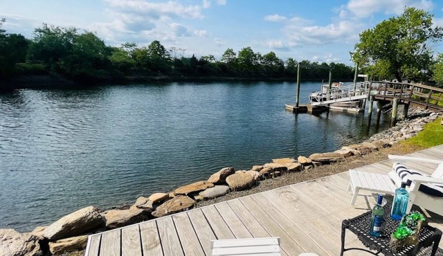 Charming 1 bedroom cottage with water view, beach access, WiFi & AC in Fairfield