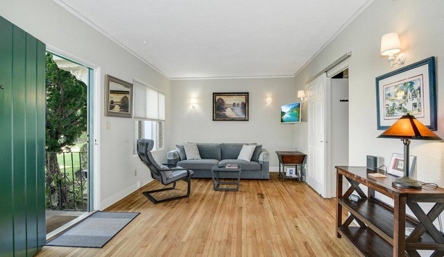 Charming 1-bedroom cottage in Coronado with WiFi