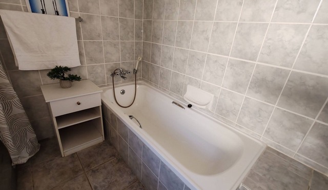 Charming 1-bedroom cottage with WiFi and AC in enchanting Makhanda