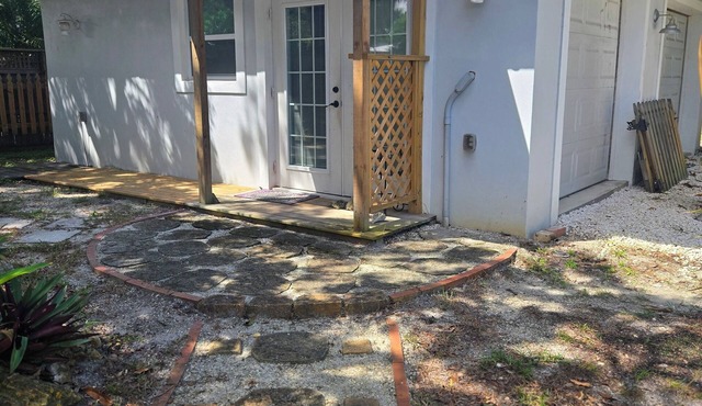 Charming 1-bedroom cottage in fabulous Stuart with AC, close to water, downtown