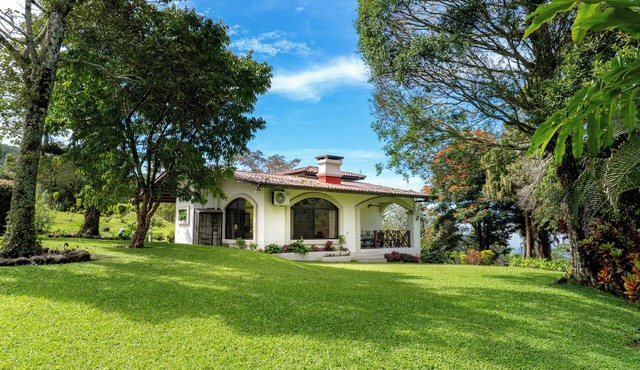 Charming 1-bedroom house in fabulous Boquete with AC and beautiful views.