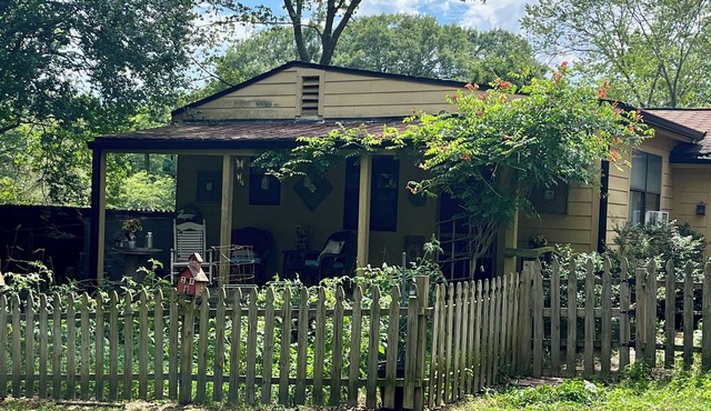 Charming 1-bedroom house with WiFi and AC in peaceful Austell
