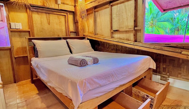 Charming 1-Bedroom Cottage with Private Beach Access, Ocean 9, Queen Bed AC Wifi