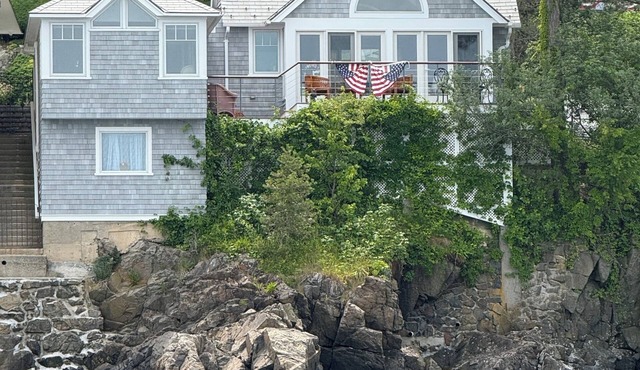 Charming 1-bedroom seaside cottage in enchanting Marblehead with WiFi, AC