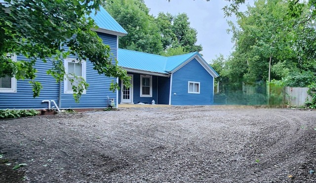 Charming 1-bedroom sleeps 4, studio with AC, and WiFi in Canton