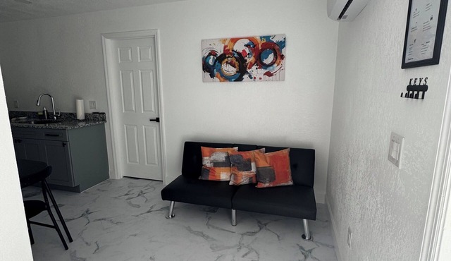 Charming 1-bedroom studio with AC in sunny Tampa