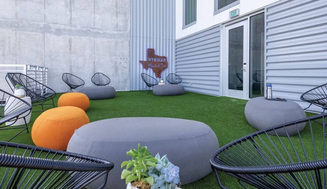 Charming 1 Bedroom Suite Conveniently Located Downtown Austin!
