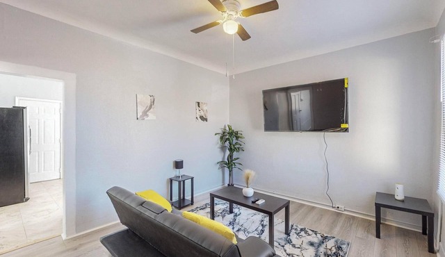 Charming 1-bedroom house in marvelous Albuquerque with WiFi, AC