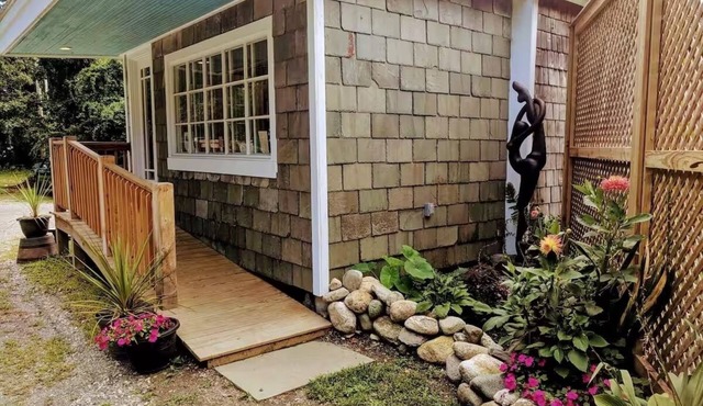 Charming 1-bedroom bungalow with AC in Brattleboro