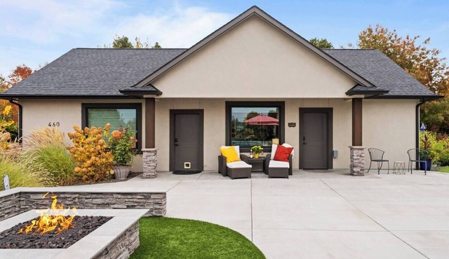Charming 1-bedroom cottage near downtown Walla Walla with FIRE PIT, HOT TUB