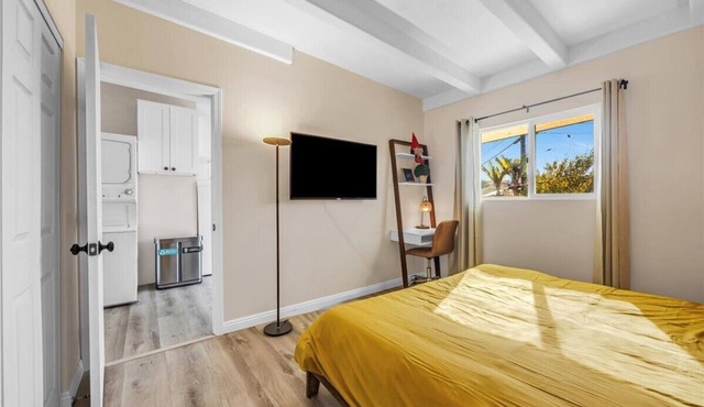 Charming 1-bedroom studio with private entrance and backyard