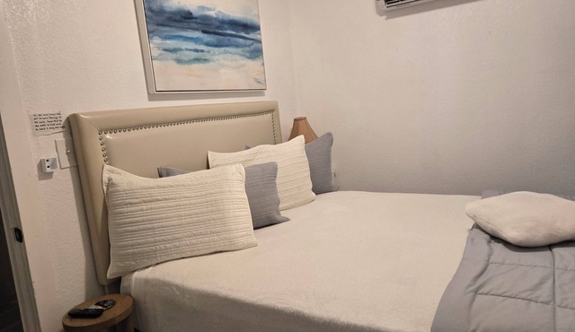 Charming 1-bedroom guesthouse with pool view WiFi and AC in Winter Haven