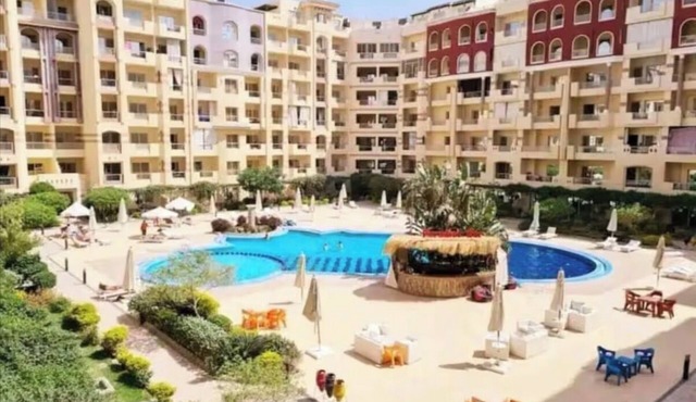 Charming 1-Bedroom with Balcony, 3 Pools, and AC in a Resort Compound, Hurghada