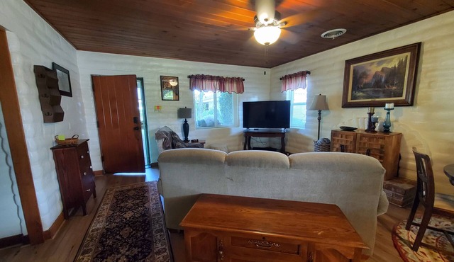 Charming 1-bedroom, wood ceiling adobe cottage in Fresno, WiFi, AC, fitness room