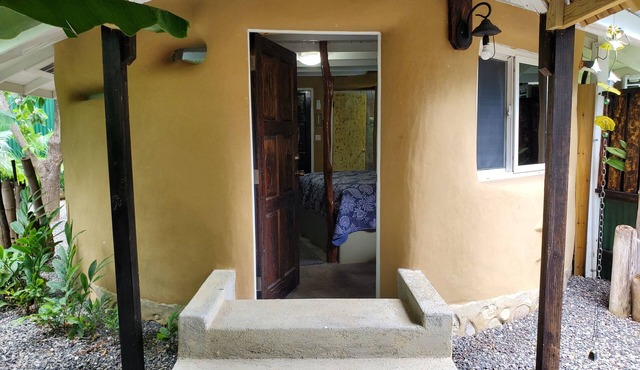 Charming 1-BR cottage w/WiFi and AC w/pool and beach access in Runaway Bay