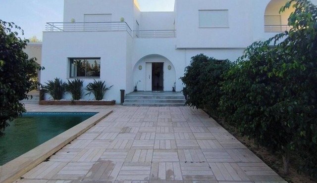 Charming 1000 sqm 4-bedroom villa with Pool ,WiFi in Hammamet