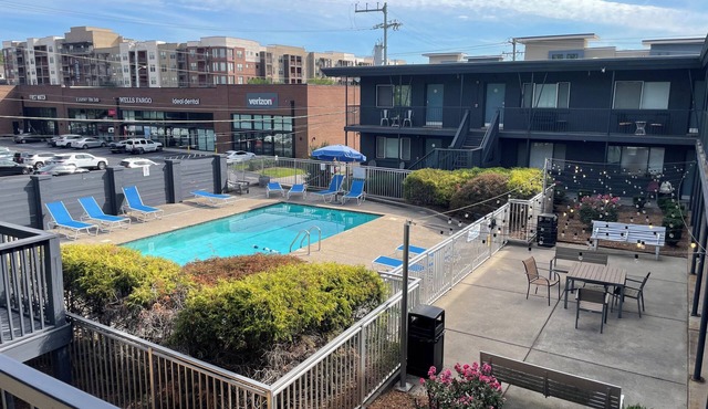 Charming 12 South Studio Condo w/Pool, Near Melrose, Downtown 2 mi, Free Parking