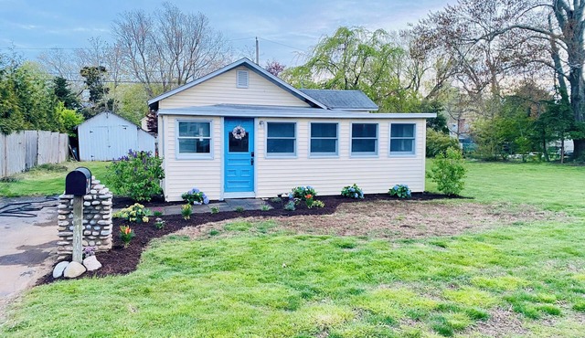 Charming 1920's no frills cottage in peaceful Old Saybrook